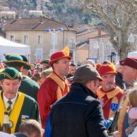 Une foule dense sous un soleil radieux