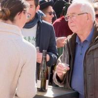 L'apéritif offert par les vignerons sur la place de la mairie
